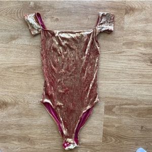 🤩 Gold Bodysuit Urban Outfitters Velvet XS Cap Sleeve Stretch Thong Gorgeous